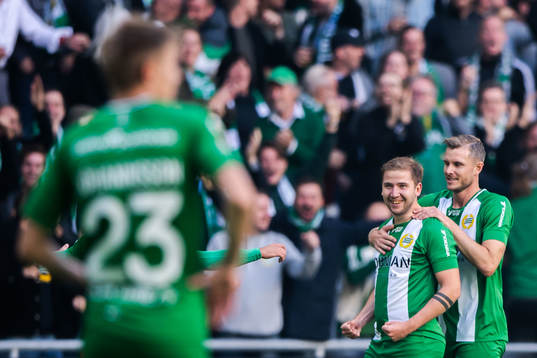 Hammarbys Darijan Bojanic jublar med lagkamrater