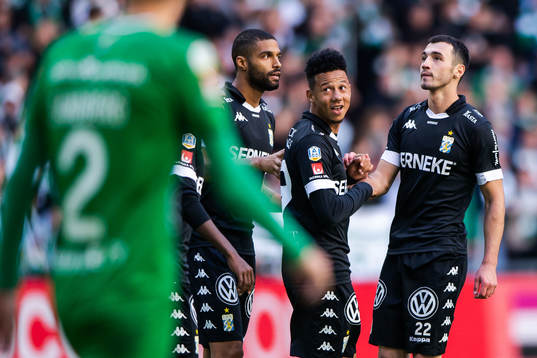 IFK Göteborgs Giorgi Kharaishvili jublar med lagkamrater