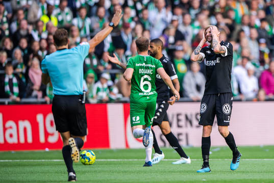 IFK Göteborgs Sebastian Eriksson reagerar på ett domslut