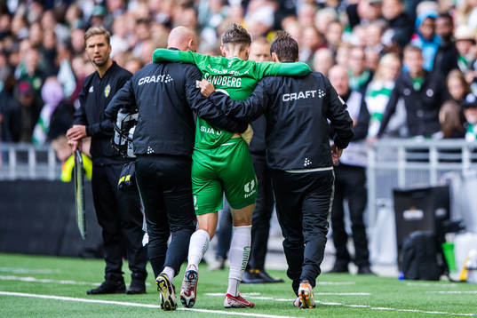 Hammarbys Simon Sandberg får hjälp av planen