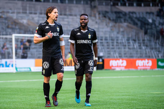 IFK Göteborgs Lasse Vibe och Nzuzi Toko deppar