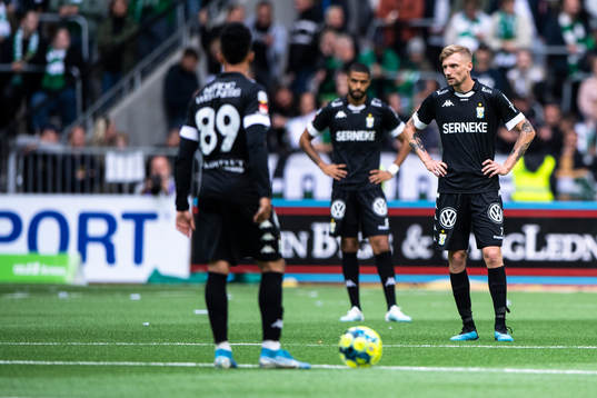 IFK Göteborgs Sebastian Eriksson (h) deppar