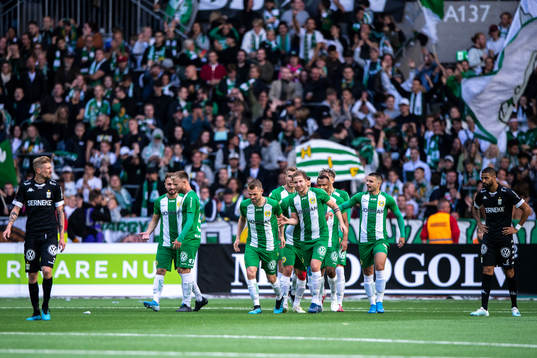 Hammarbys spelare jublar