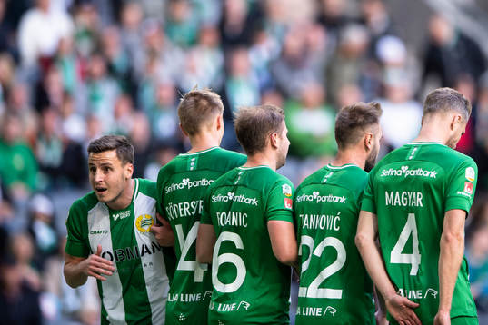 Hammarbys Jeppe Andersen står i muren