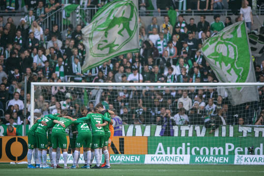 Hammarbys spelare samlas i en ring