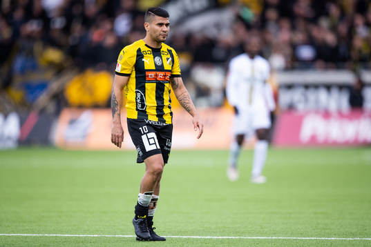 Häckens Paulinho deppar i halvlek av fotbollsmatchen i