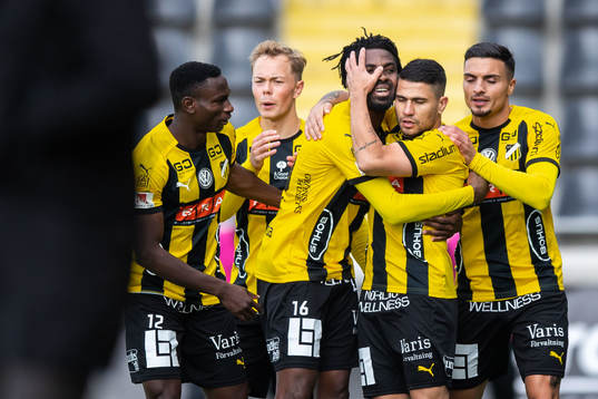 Häckens Paulinho jublar med lagkamrater