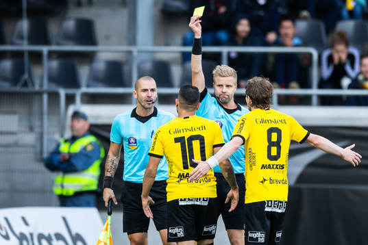Häckens Paulinho tilldelas en varning av domare Magnus
