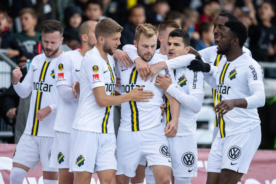 s Sebastian Larsson jublar med lagkamrater