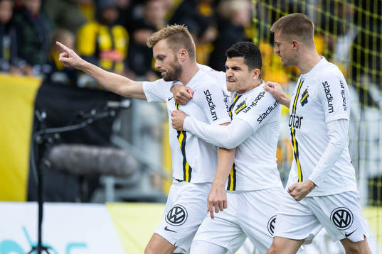 s Sebastian Larsson jublar med lagkamrater