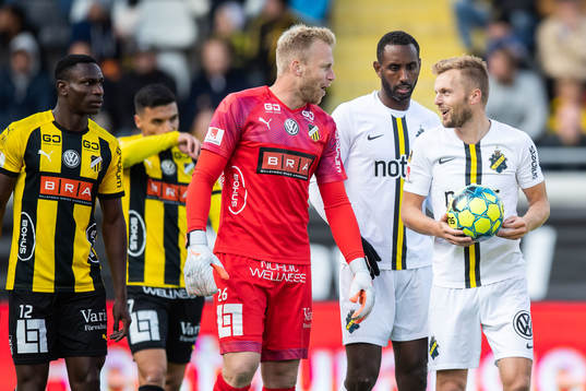 s Sebastian Larsson i diskussion med Häckens målvakt