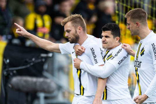 s Sebastian Larsson jublar med Tarik Elyounoussi
