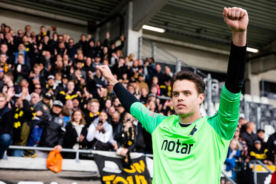 s målvakt Oscar Linnér jublar framför klacken