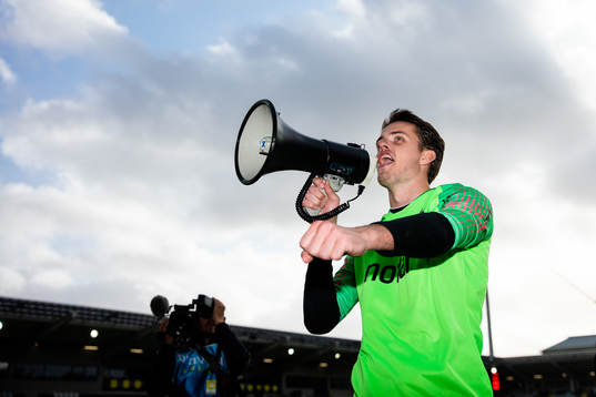s målvakt Oscar Linnér jublar framför klacken