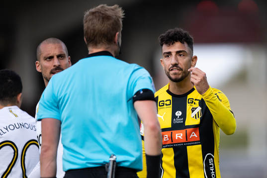 Häckens Daleho Irandust reagerar på domare Glenn Nybergs