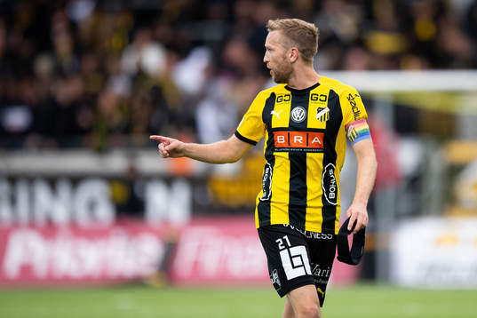 Häckens Rasmus Lindgren reagerar mot domarna i halvlek av