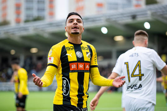 Häckens Ahmed Yasin manar på klacken