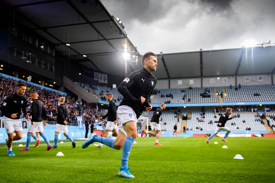 Malmö FFs Arnór Traustason värmer upp