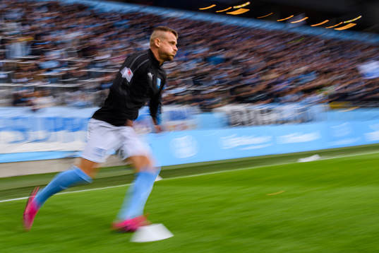 Malmö FFs Eric Larsson värmer upp