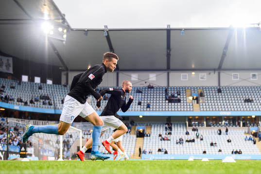 Malmö FFs Arnór Traustason och Jo Inge Berget värmer upp