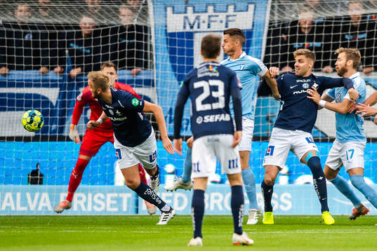 IFK Norrköpings Christoffer Nyman oroar framför Malmö