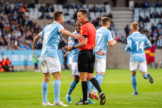 Malmö FFs Markus Rosenberg i samtal med domare Andreas