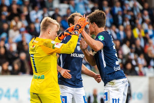 IFK Norrköpings målvakt Isak Pettersson jublar med Rasmus