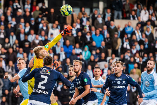 IFK Norrköpings målvakt Isak Pettersson med en räddning