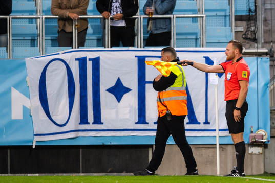 Linjedomaren vinkar offside för 1-1