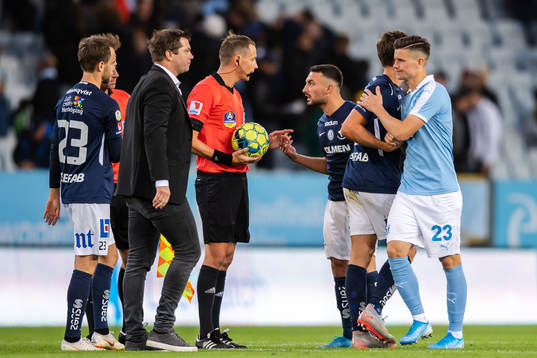 IFK Norrköpings Sead Haksabanovic i samtal med domare