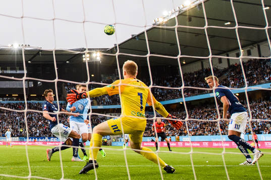 Malmö FFs Arnór Traustason med en målchans mot IFK