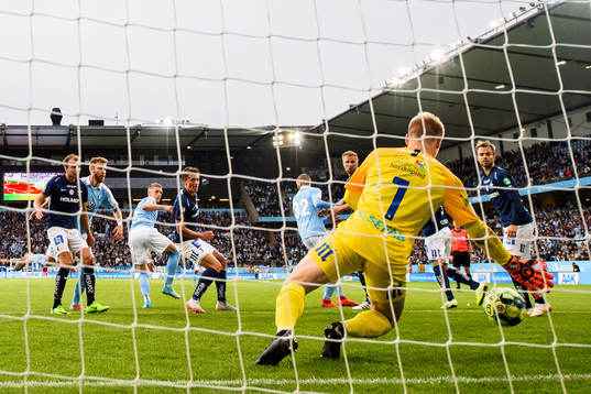 Malmö FFs Sören Rieks med en målchans mot IFK