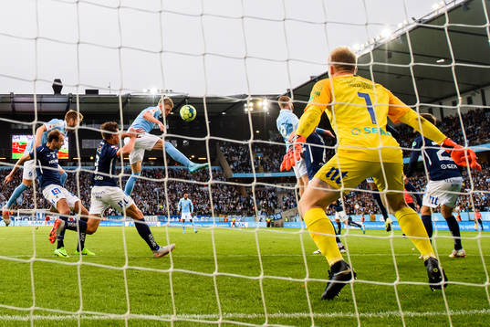 Malmö FFs Sören Rieks med en målchans mot IFK