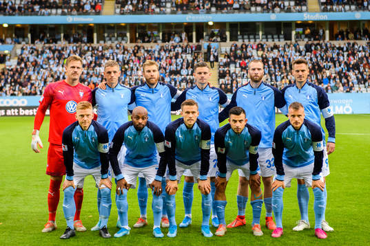 Malmö FFs spelare ställer upp för en gruppbild, övre