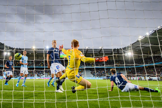 IFK Norrköpings målvakt Isak Pettersson släpper in 1-0