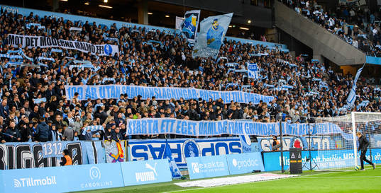 Malmö FFs supportrar protesterar med banderoller mot