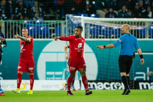 Vito Wormgoor, Bismar Gilberto Acosta Evans of Brann reacts