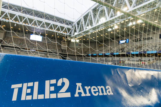 Skylt bakom mål med texten Tele2 Arena