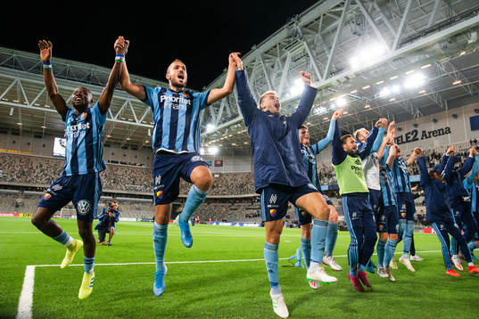 Djurgårdens Mohamed Buya Turay och Emir Kujovic jublar