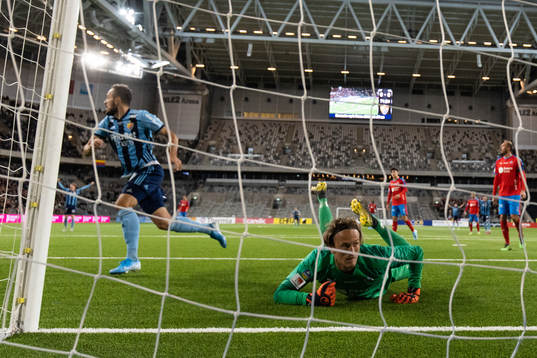 Djurgårdens Emir Kujovic jublar och Helsingborgs målvakt