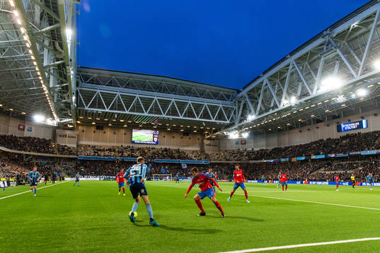 Djurgårdens Curtis Edwards och Helsingborgs Adam Eriksson