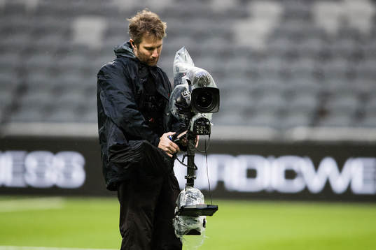 En TV-kameraman innan fotbollsmatchen i Allsvenskan mellan