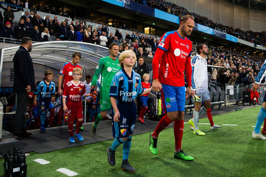 Helsingborgs Andreas Granqvist på väg in på planen innan