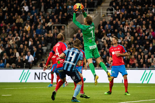 Helsingborgs målvakt Anders Lindegaard greppar bollen