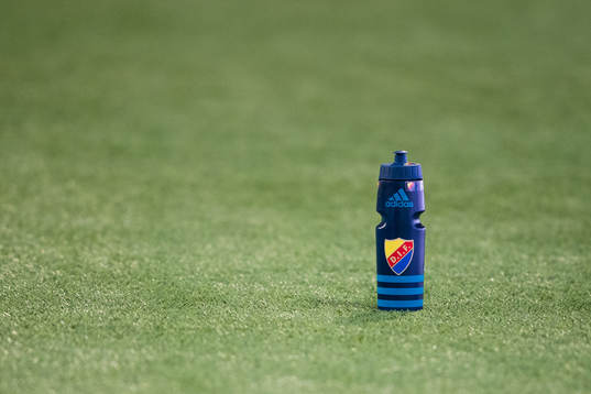 En vattenflaska med Djurgårdens logotyp på innan