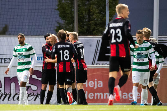 Brommapojkarnas Alexander Nilsson jublar med lagkamrater