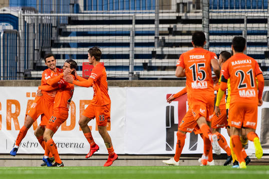 AFC Eskilstunas Adi Nalic jublar med lagkamrater