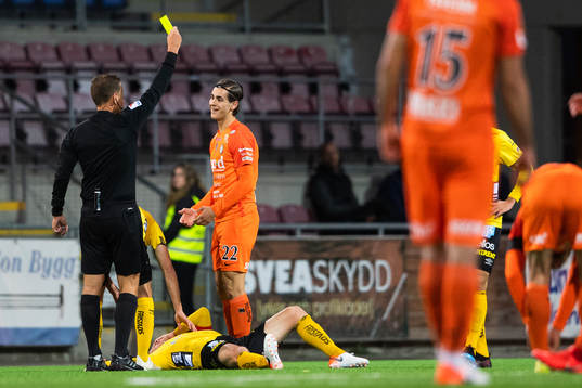 AFC Eskilstunas Adi Nalic varnas av domare Martin