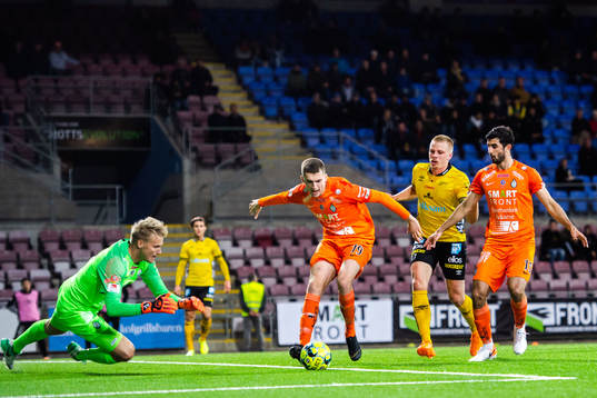 AFC Eskilstunas målvakt Ole Söderberg och Adnan Catic mot
