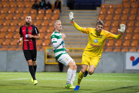 Brommapojkarnas Ali Suljic , Västerås Dennis Persson och